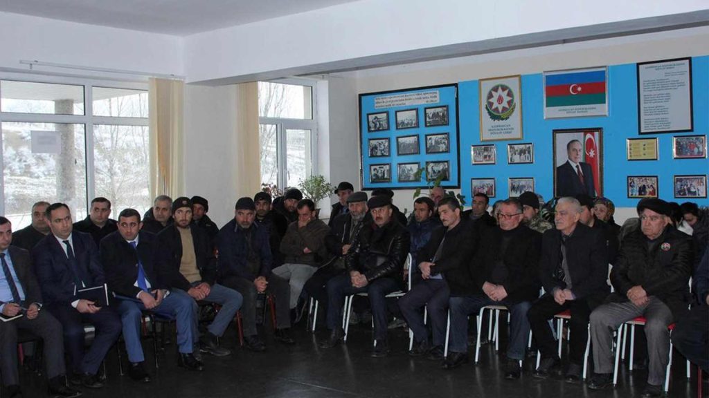 Ağbulaqda icra başçısı sakinlərlə görüşüb