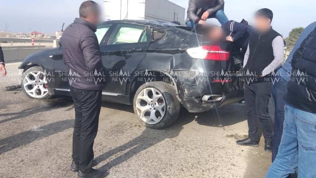 Bakı-Quba yolunda qəza edən avtomobil yararsız hala düşüb