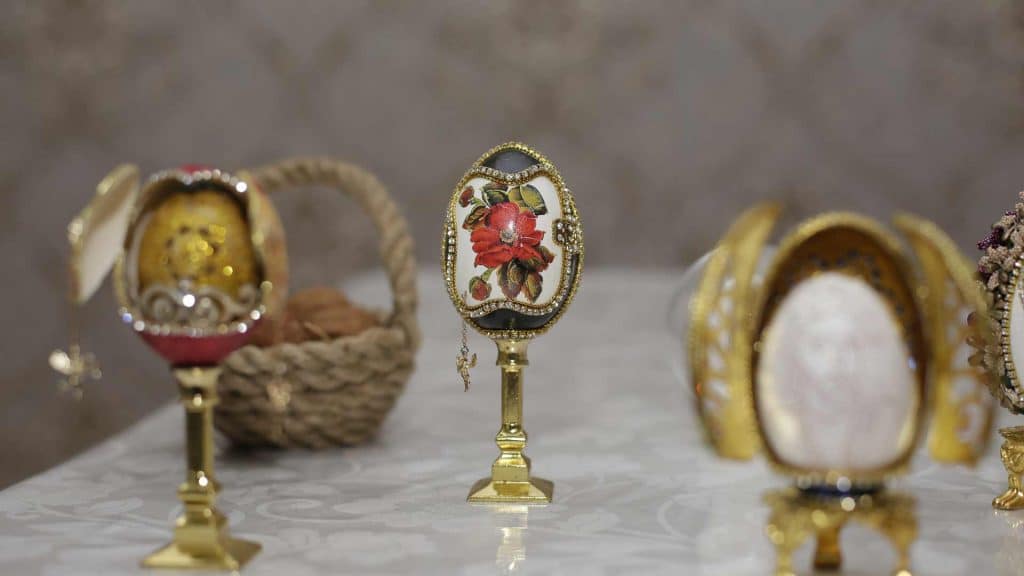 Xaçmazlı gənc yumurtaları sənət əsərinə cevirir