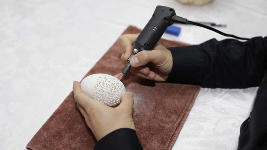 Xaçmazlı gənc yumurtaları sənət əsərinə cevirir