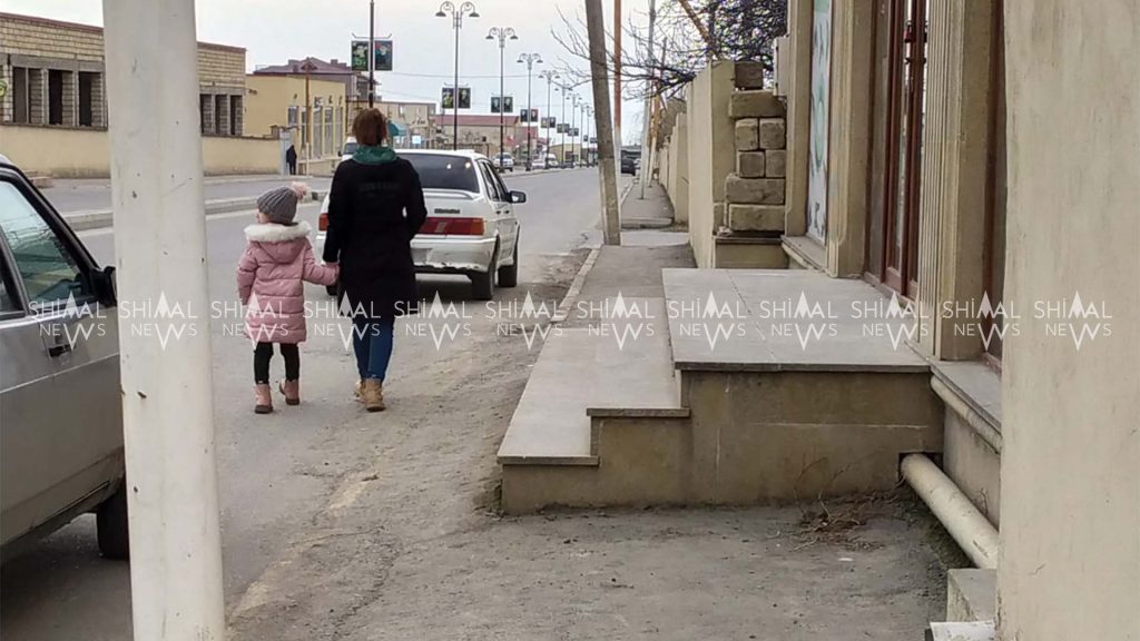Qubada mağazalara aid pilləkənlər səkini zəbt edib