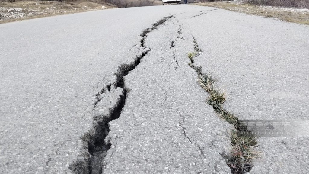 Qubanın turistik əhəmiyyətli kənd yolunda çökmələr yaranıb