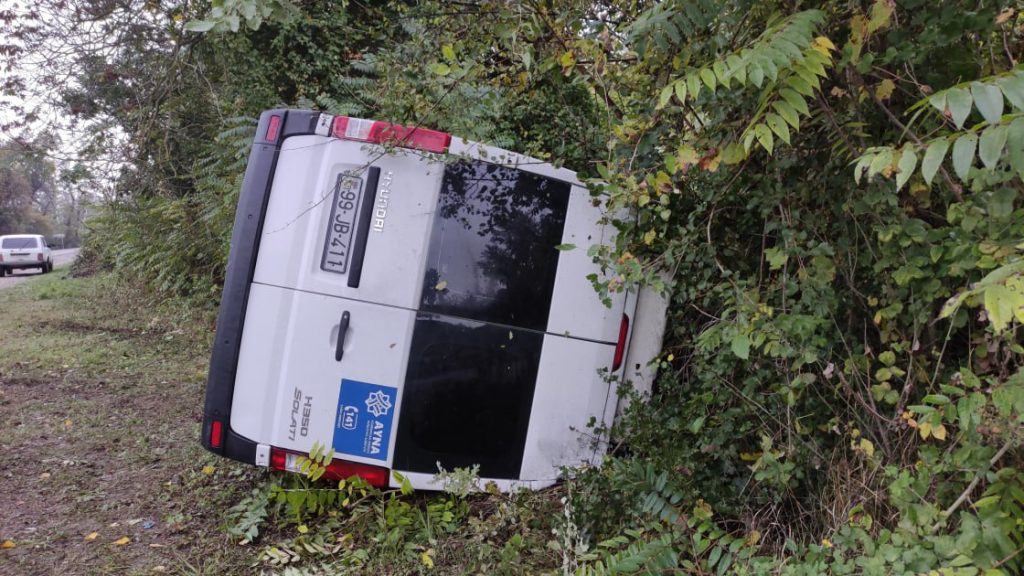 avtobus dərəyə aşıb