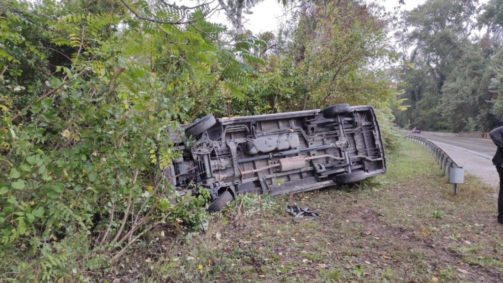 avtobus dərəyə aşıb