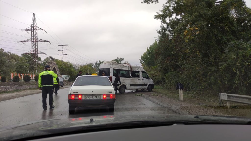 avtobus dərəyə aşıb