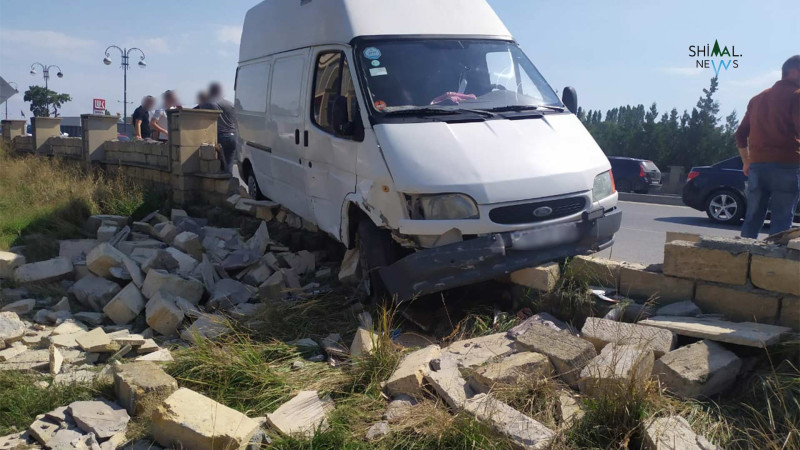 Qubada Transit maneəyə çırpılıb