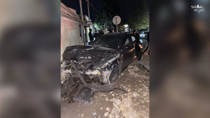 Xaçmazda minik avtomobil divara çırpılıb