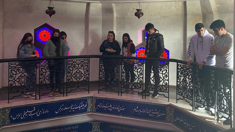 Qusarlı gənclər Nizami məqbərəsinə baş çəkiblər