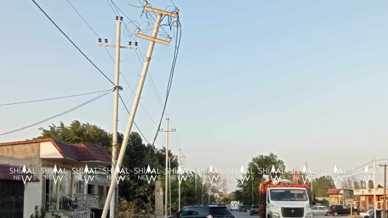 Armudpadar kəndi ərazisində elektrik dirəyi yola doğru əyilib