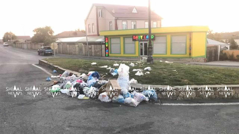 Qusarda zibil qutularının yeri görsənir