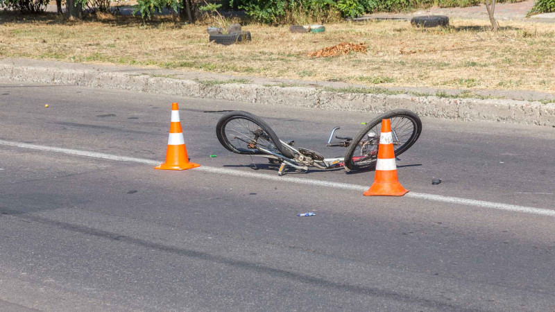 Qubada velosiped sürən uşağı avtomobil vurub
