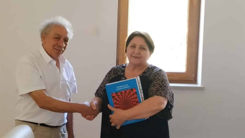 Quba: tanınmış professor Tarix-Diyarşünaslıq Muzeyinə kitabını hədiyyə edib