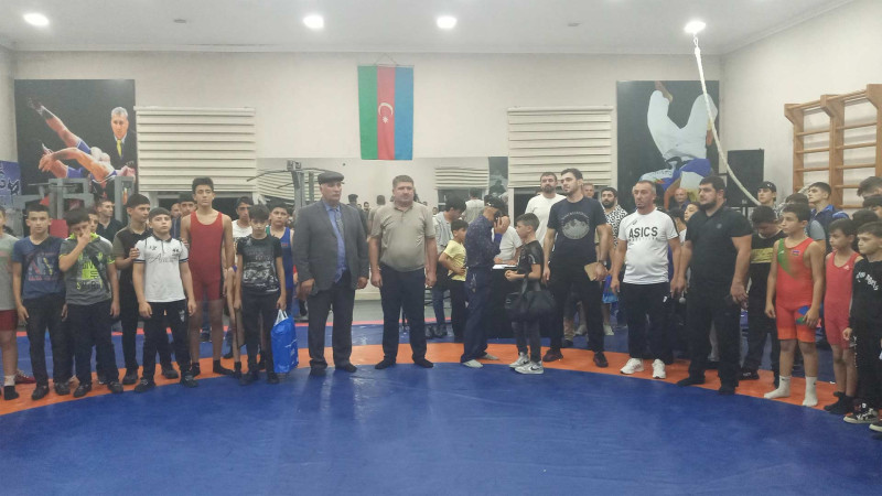 Quba: sərbəst güləş üzrə məşqçi-müəllim Aslan Həsənov Fəxri fərmanla təltif edilib