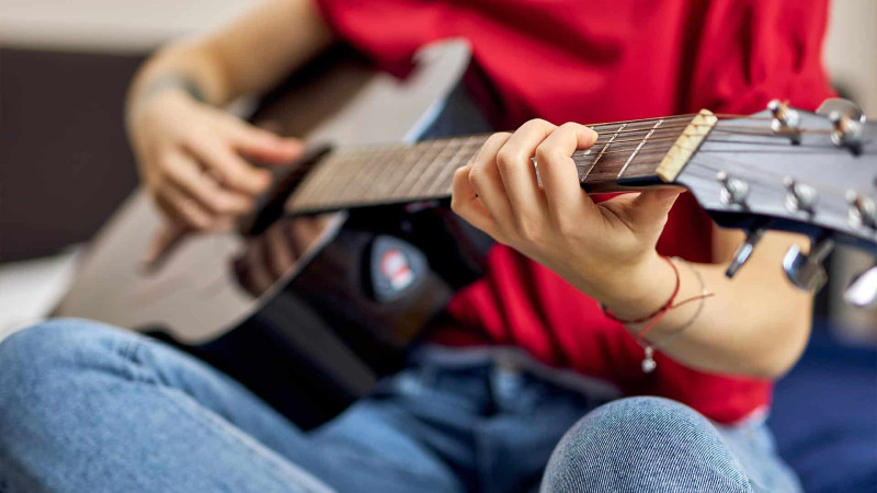 Qubalı gənclər pulsuz gitara dərsi ala bilərlər