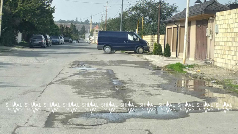 Qubada su 2 həftədir küçəyə axır