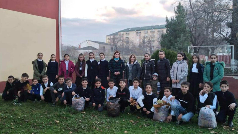Qusarda məktəblilər valideynlərlə birgə iməcilik işləri aparıblar