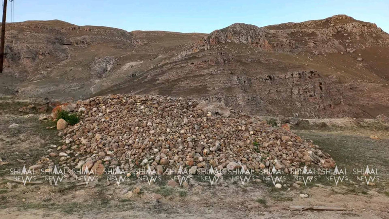 Qubada daşdan yaradılan təpəciyin altında məzar var