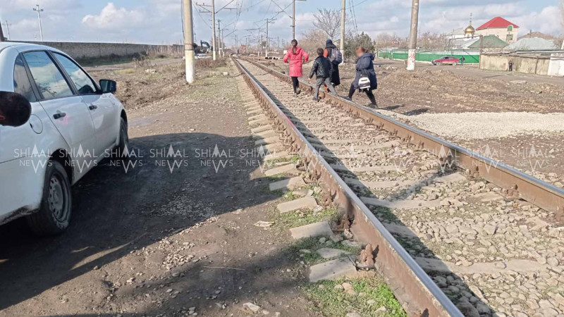 Xaçmazda sakinlər dəmir yolunda yerüstü keçidinin olmasını istəyirlər