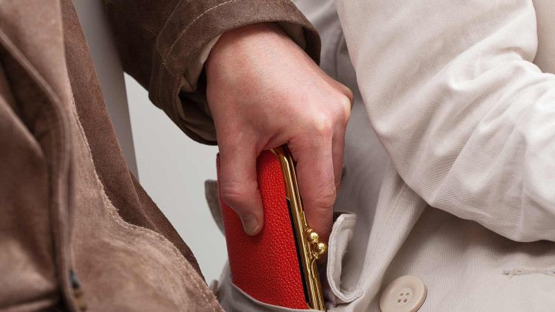 Xaçmaz rayon sakinin pulqabısı, qızılı və bank kartı oğurlanıb