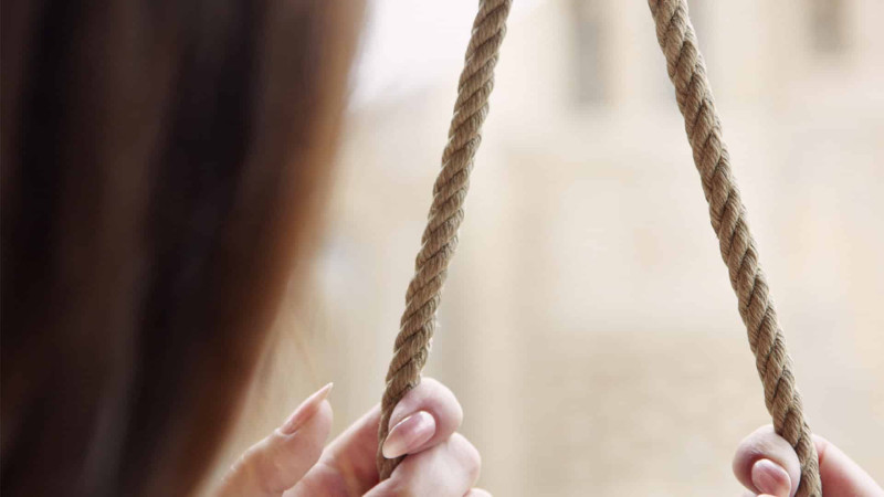 İsmayıllıda 2 uşaq anası intihar edib