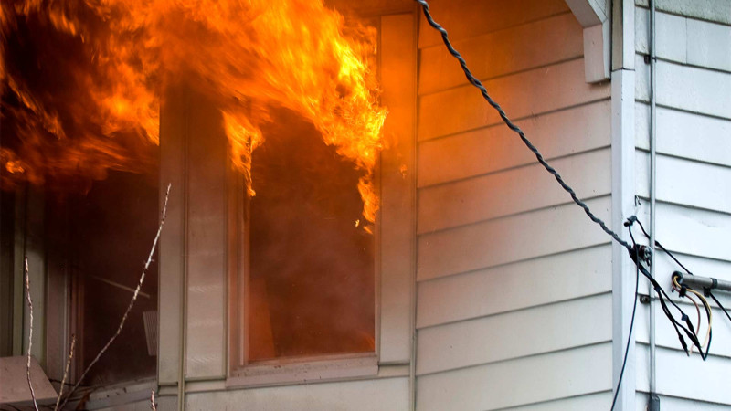 İsmayıllıda vaqon tipli evdə yanğın olub