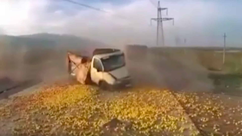 Bakı-Quba yolunda qəza: magistral alma ilə örtülüb - VİDEO