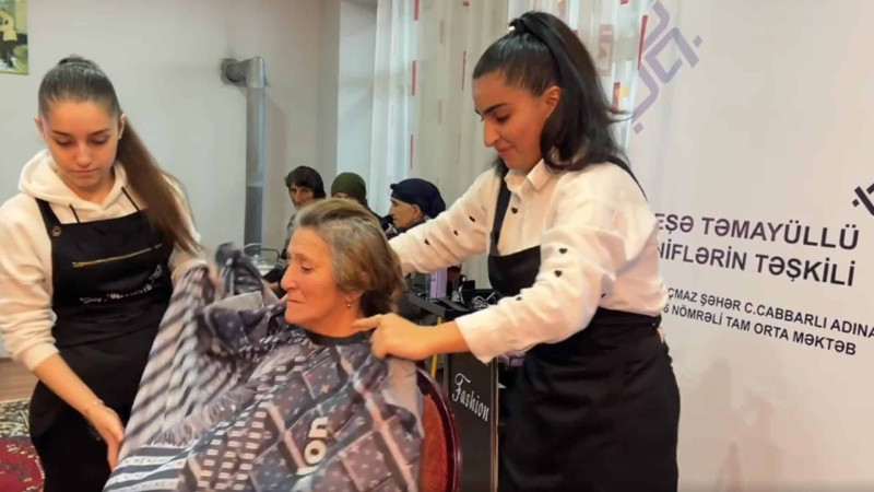 Xaçmazda gənclər yaşlı insanlarla Təbəssümünü bölüşüblər