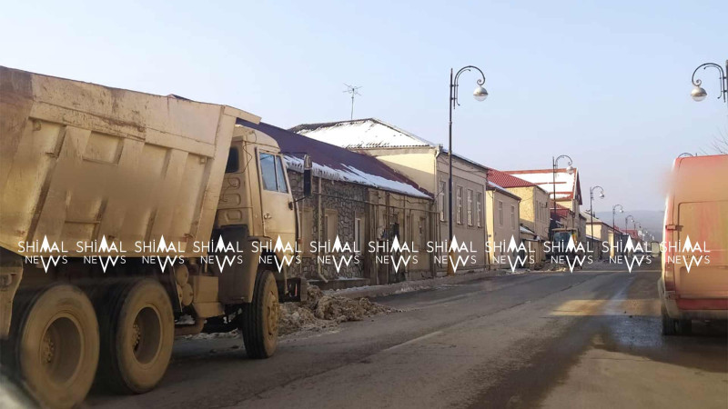 Qubada yol səthi buzdan təmizlənir