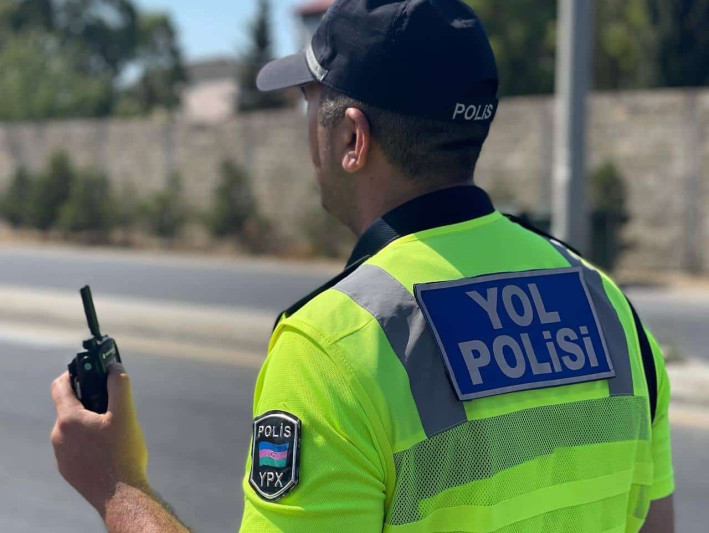 Xidmət aparan polis əməkdaşını avtomobil vurub