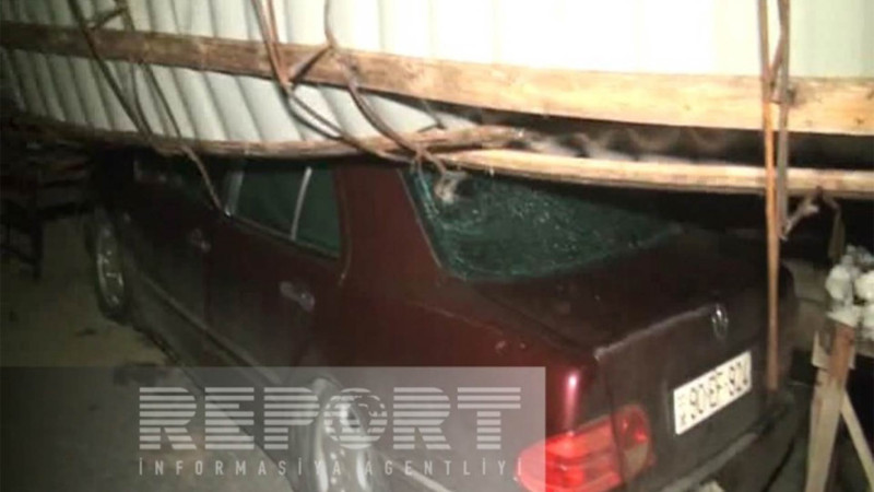 İsmayıllıda avtomobilin üzərinə çardaq düşüb