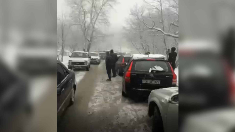 İsmayıllı: 100-dən cox avtomobil tıxaca düşüb - VİDEO