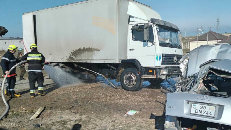 Siyəzəndə minik avtomobili yük avtomobilinə çarpılıb: 3 nəfər ölüb