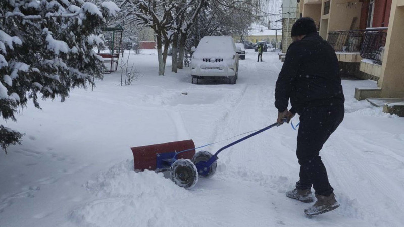 Qusarda qar təmizləmək üçün sadə qurğu düzəldilib