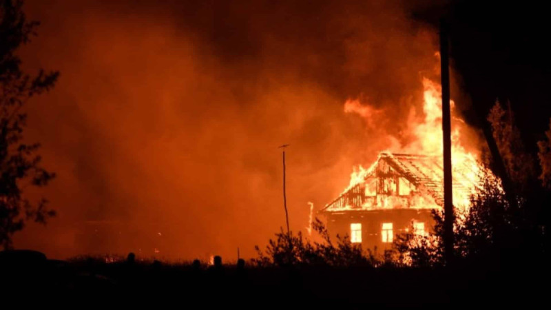 İsmayıllı: ikimərtəbəli evin tavanı və dam örtüyü alışıb