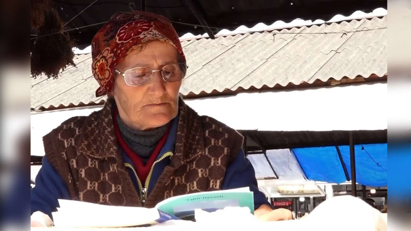 Quba bazarı: 64 yaşlı qadın kitab sevdasından danışıb