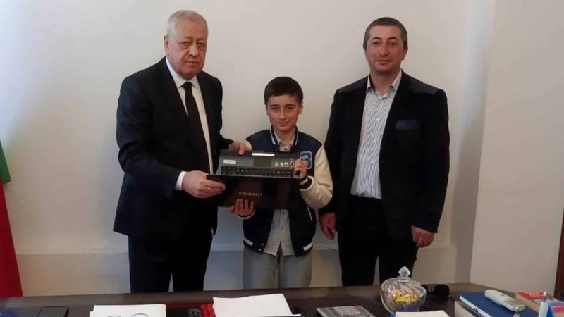 Vahid Əhmədov balaca Xınalıq sakini ilə görüşüb
