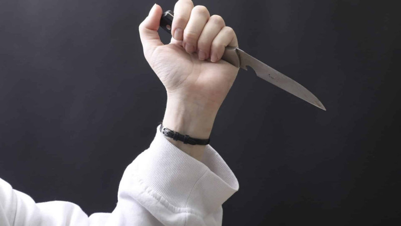 İsmayıllı: qadın uşaqlarına əsəbiləşib, özünü bıçaqlayıb