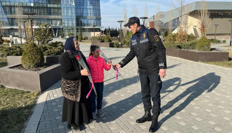 Quba: qadın sürücülərə və piyadalara güllər bağışlanıb