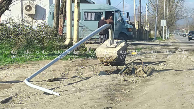 Qubada taksi dirəyi vurub yerindən çıxarıb