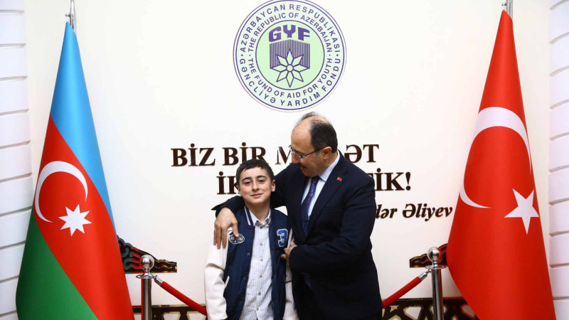 Türkiyənin səfiri balaca Xınalıq sakini ilə görüşüb