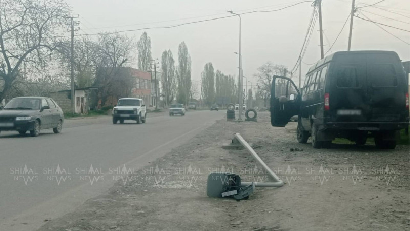 Qubada işıq dirəyi sındırılıb