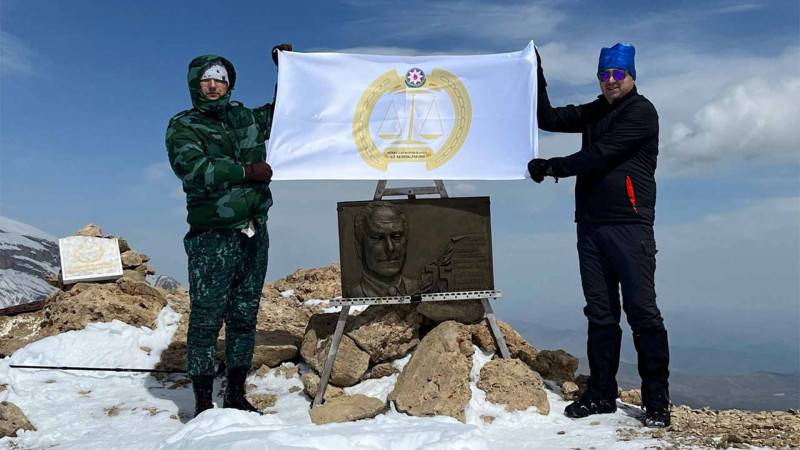 Ali Məhkəmənin bayrağı “Heydər zirvəsi”ndə dalğalanır