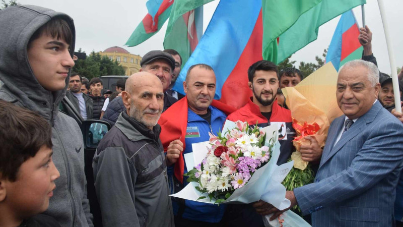 Qubalı MMA döyüşçüsü xaricdən qayıdıb