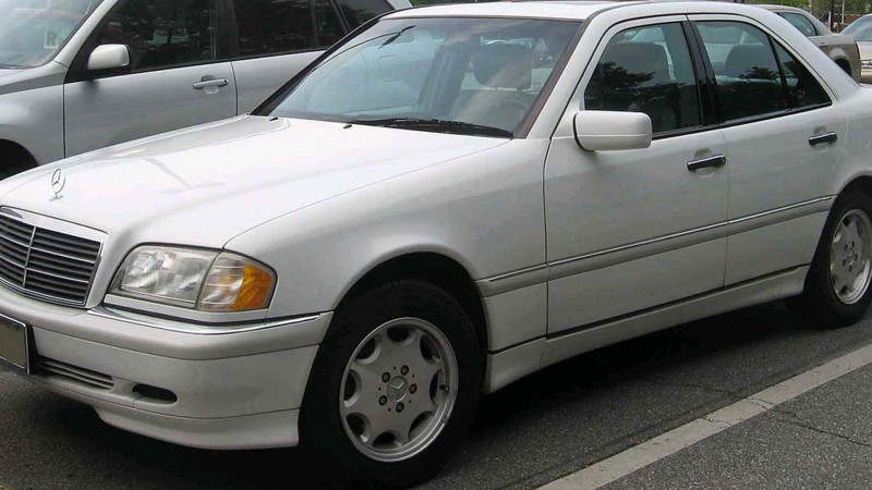 İsmayıllıda avtomobil qadını və onun qızını vurub