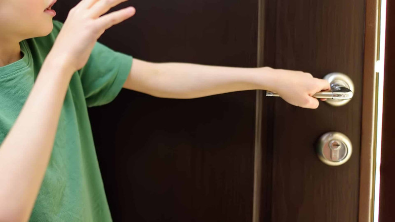 İsmayıllıda uşaq bağlı qapı arxasında qalıb