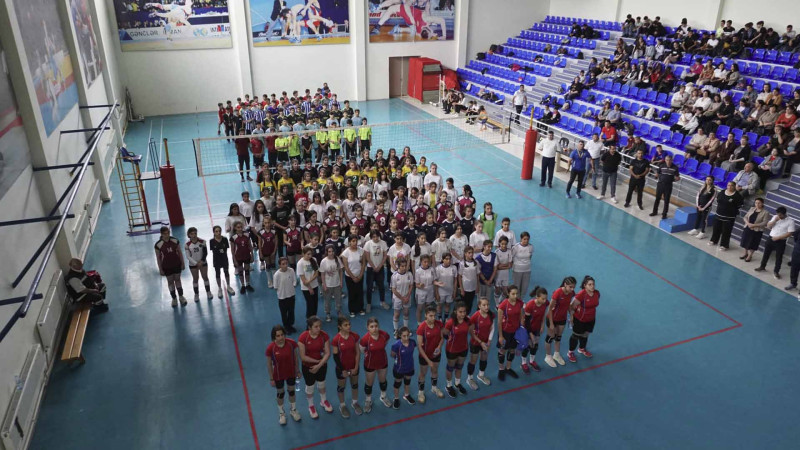Bölgə üzrə gənc voleybolçuların seçimi aparılıb