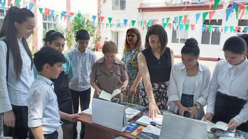 Quba: müəllim və şagirdlər üçün səyyar kitabxana xidməti təqdim edilib