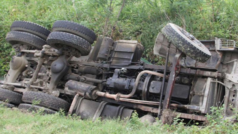 İsmayıllı: “KamAZ” “VAZ”ın üzərinə aşıb