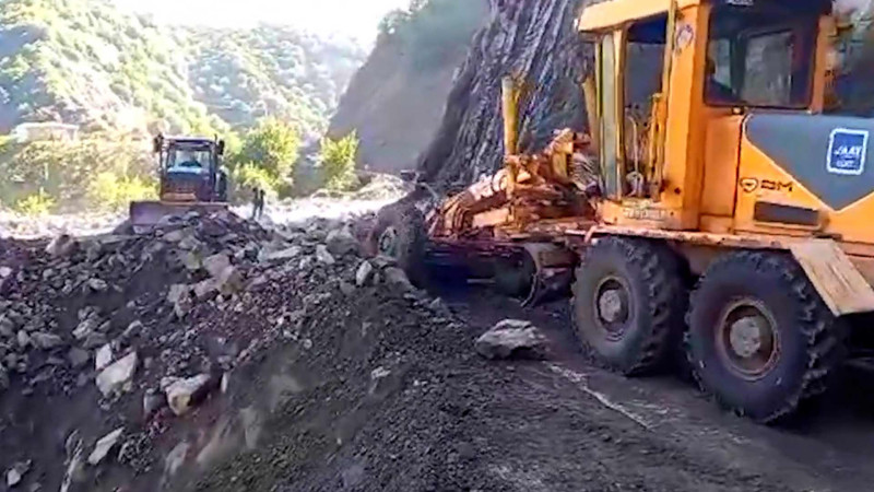 İsmayıllı: Lahıc yoluna tökülən qaya parçaları təmizlənib - VİDEO