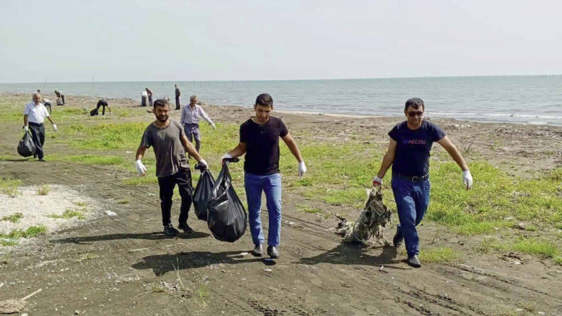 Xaçmaz: Xəzərin sahilində təmizlik aksiyası keçirilib